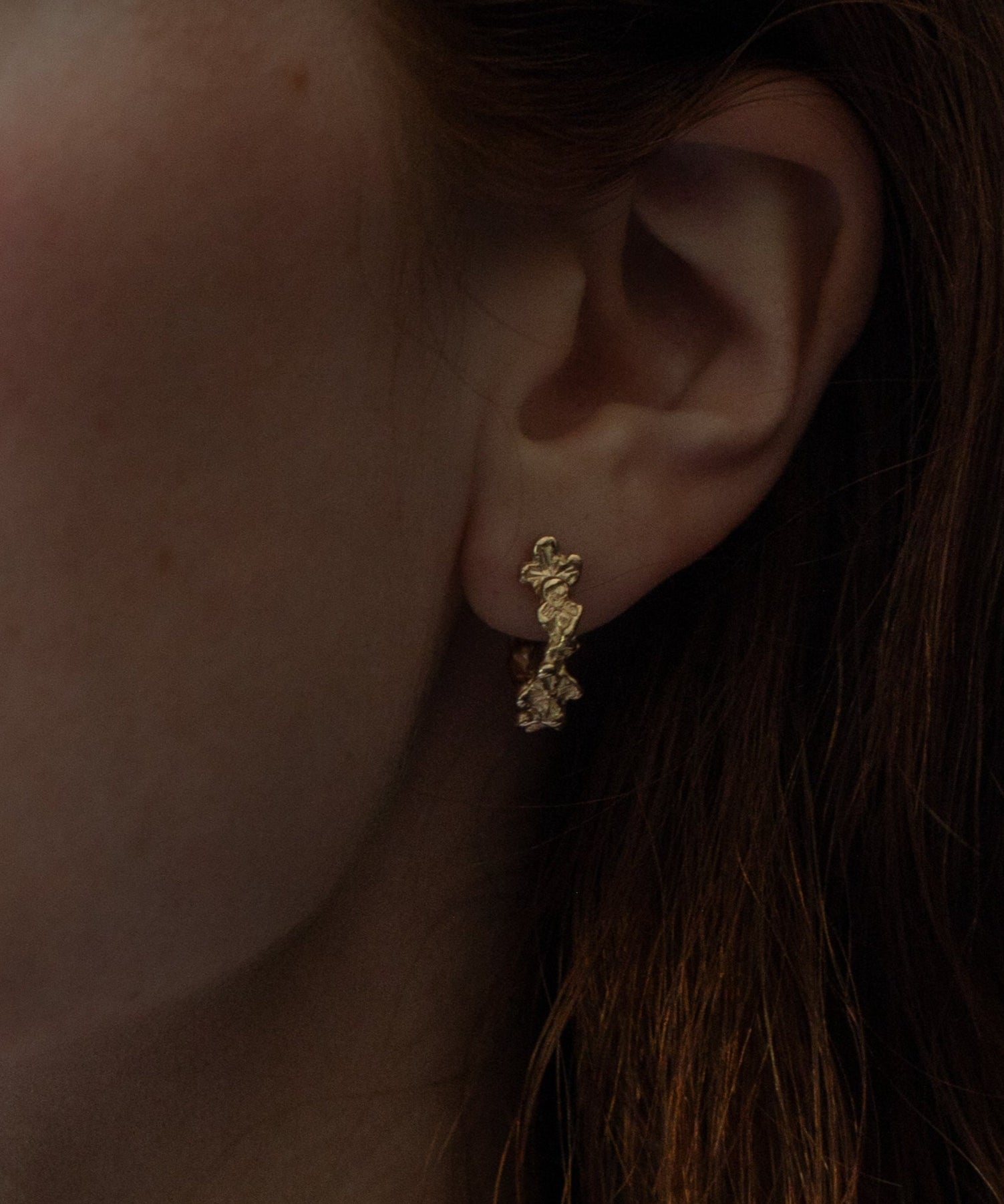 gold flower hoop earrings