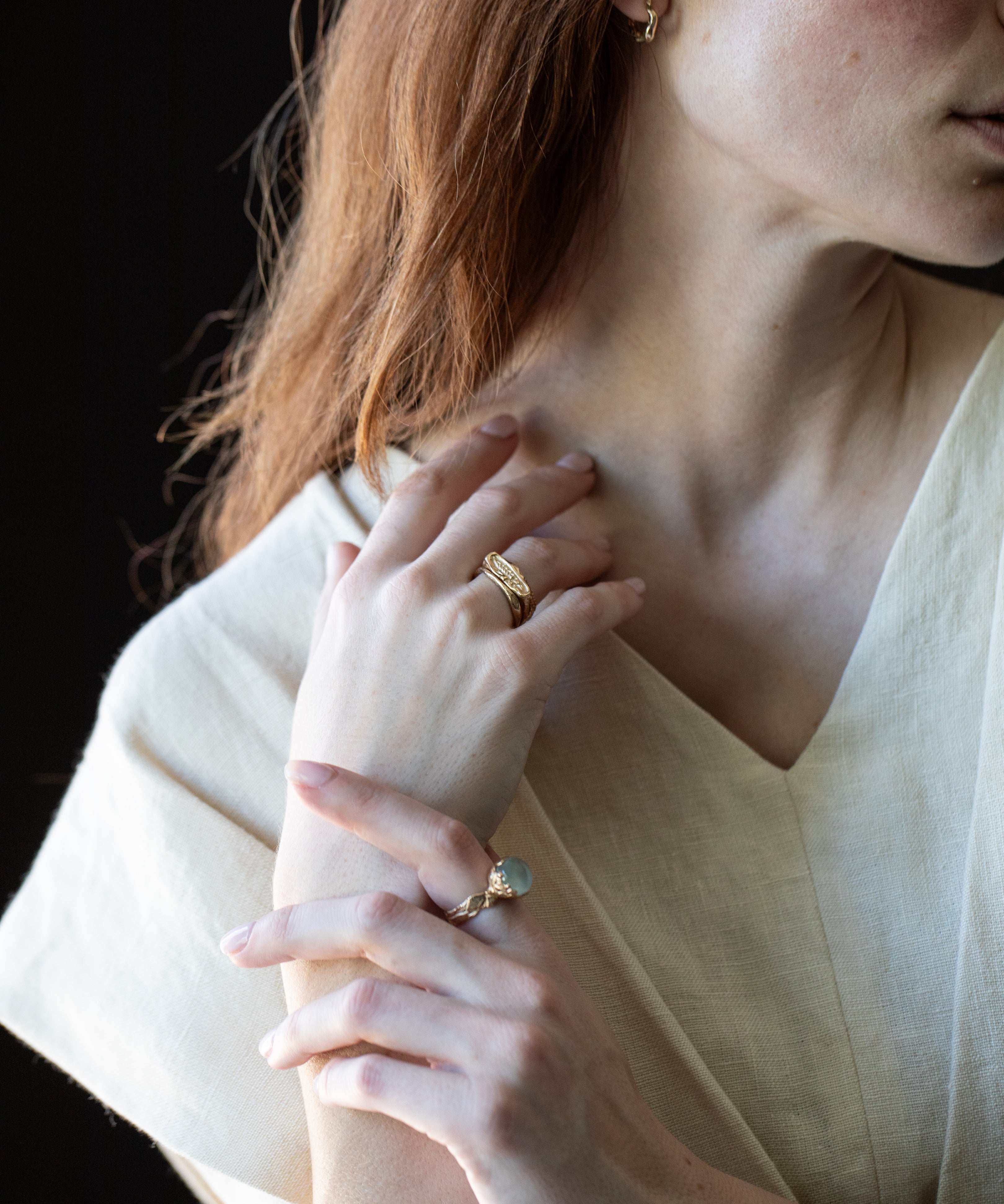 Gold and aquamarine ring with floral detail