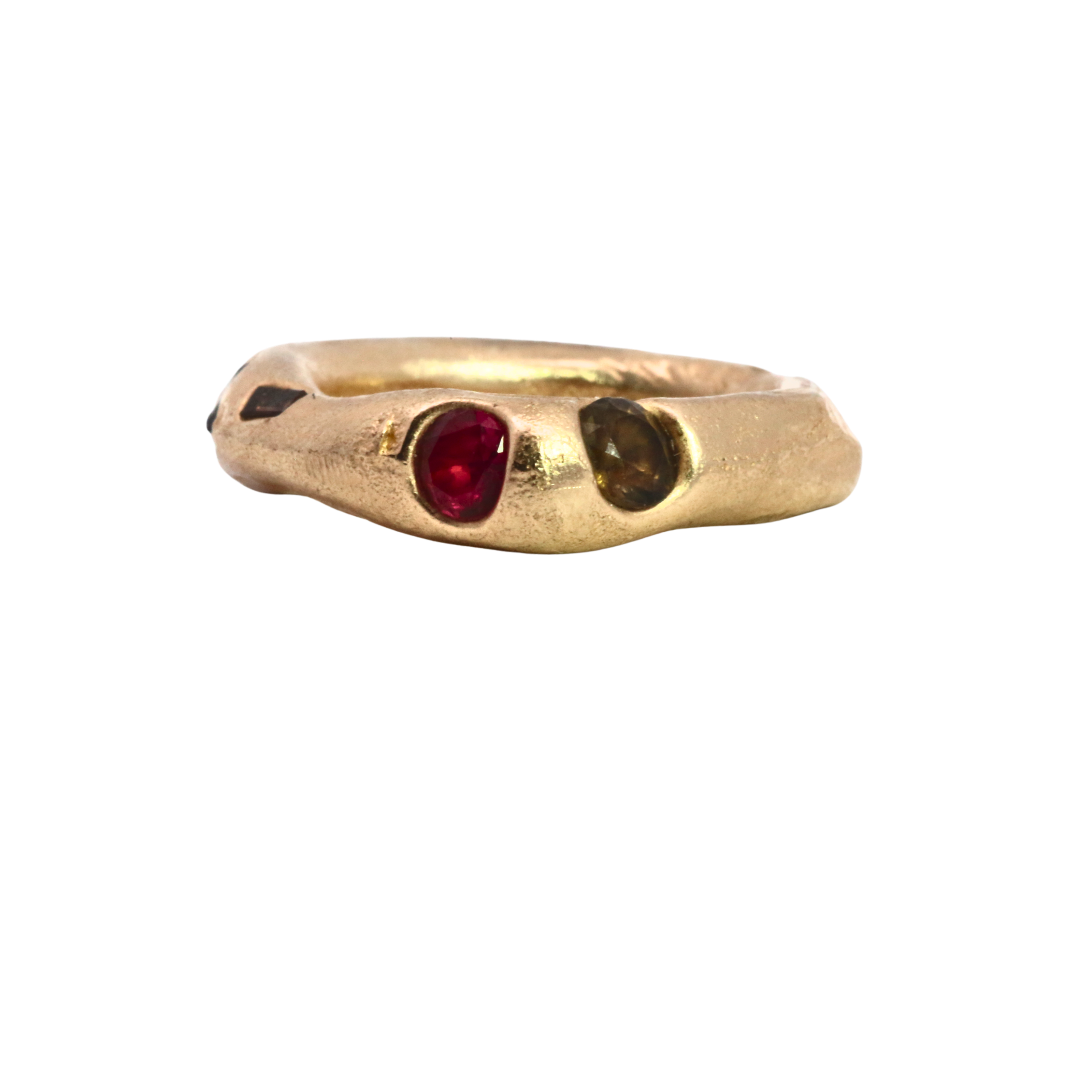 WILDER II Ring worn on hand, 14K Fairmined gold