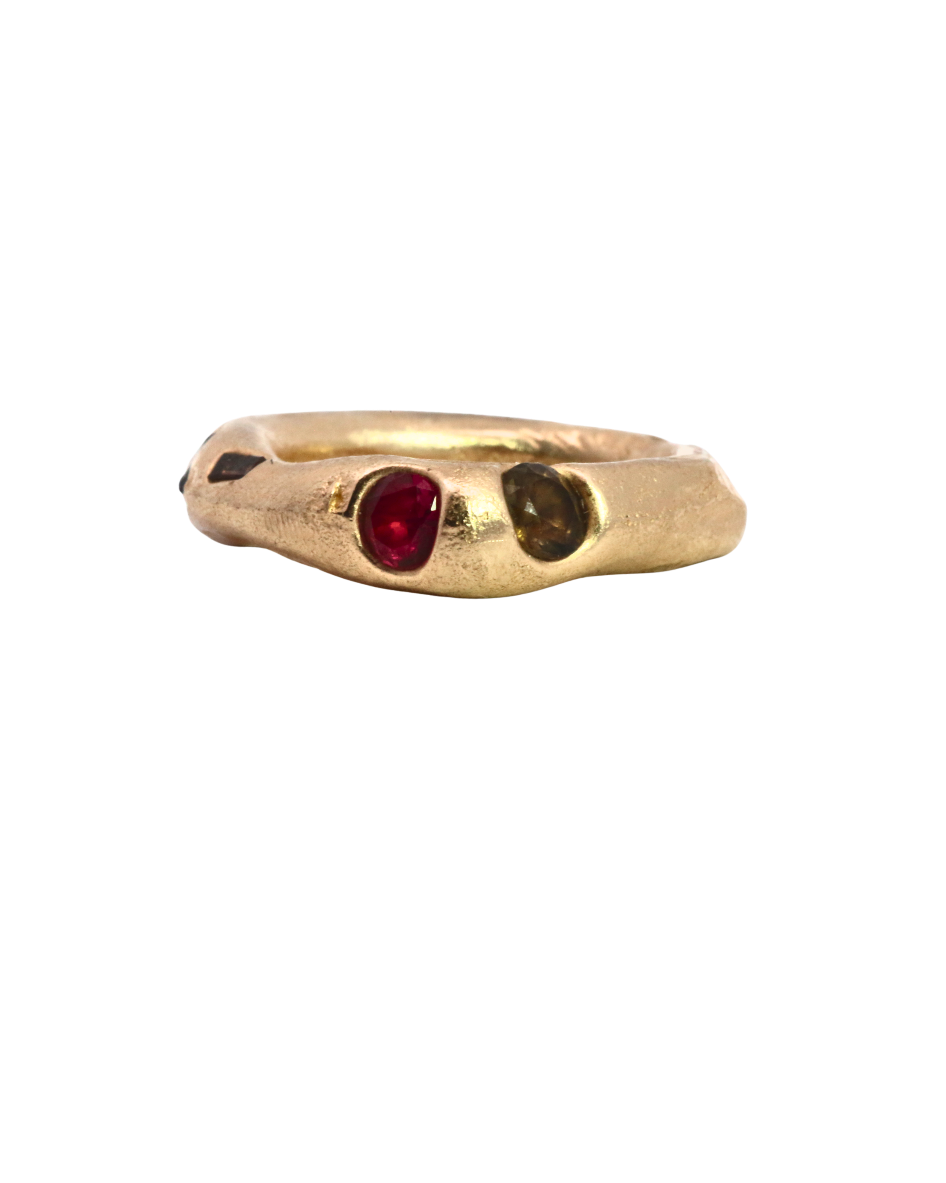 WILDER II Ring worn on hand, 14K Fairmined gold