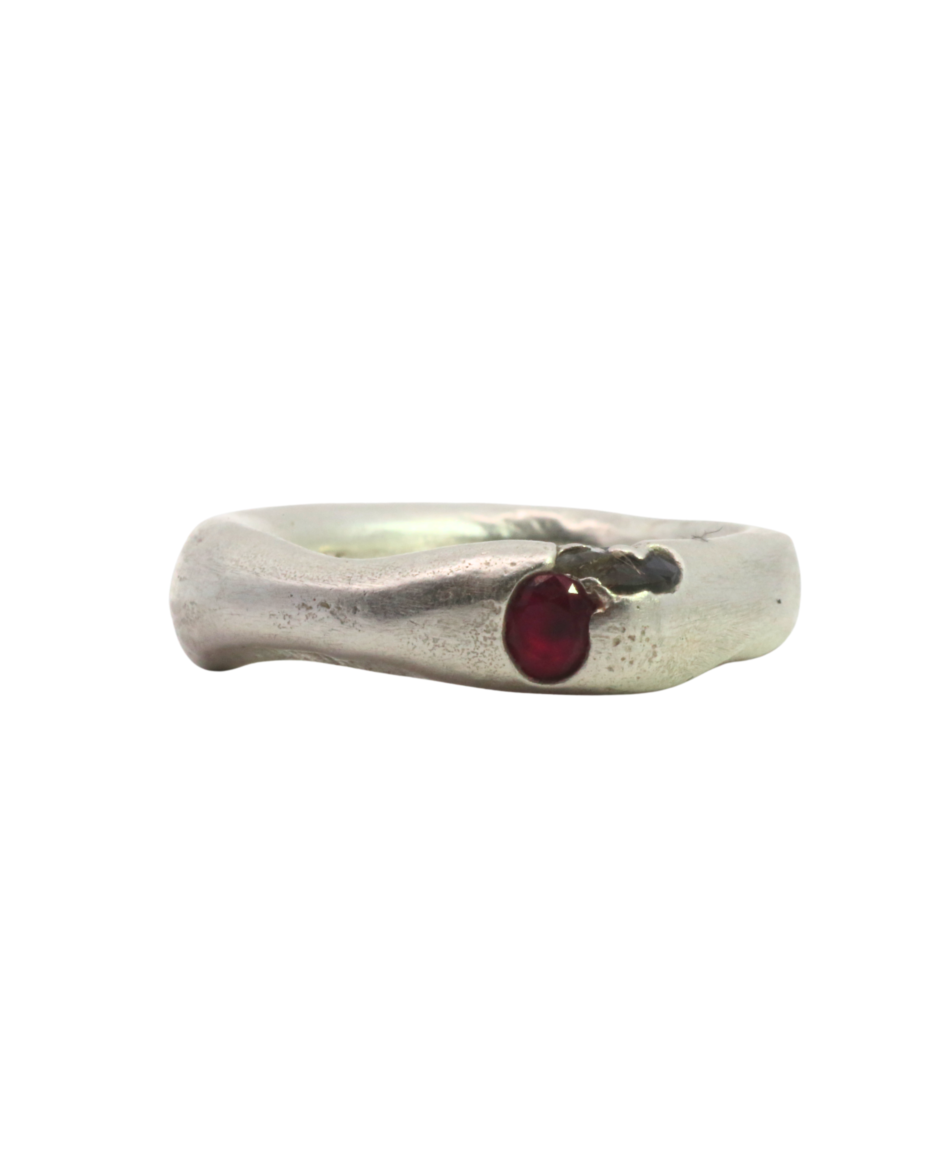 WILDER II Ring in recycled sterling silver with ruby and garnet, sand cast